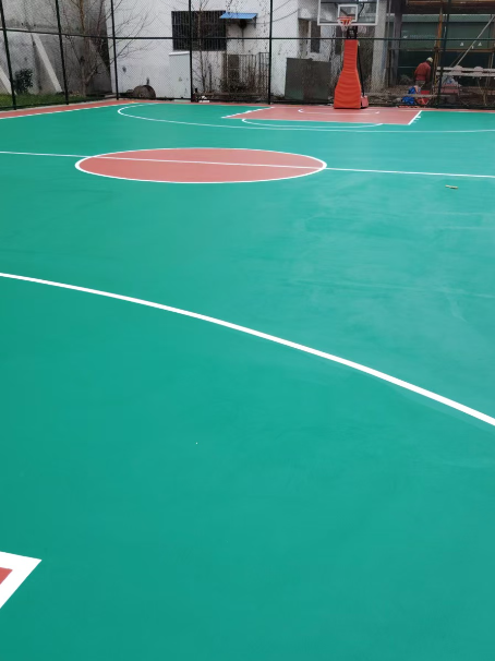 调兵山 球场长期使用易出现地面开裂